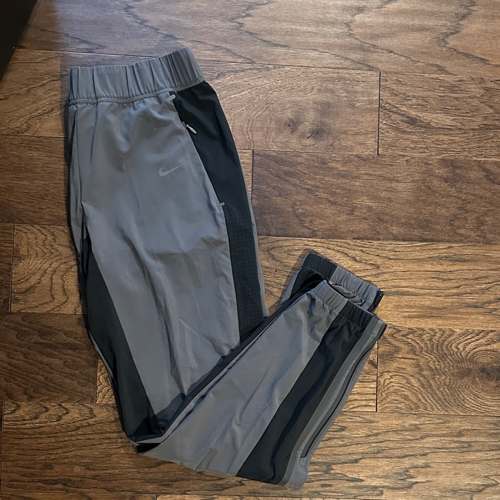 Nike Women's Gray and Black Cropped Pants